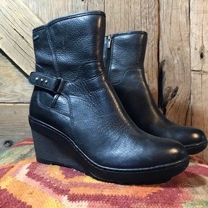 Clark’s artisan black leather bootie | 9.5